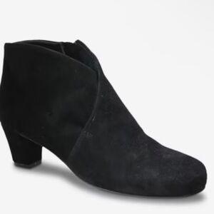 New David Tate Classic Black Ankle Booties in 10N fits like a 9.5. Retails $200